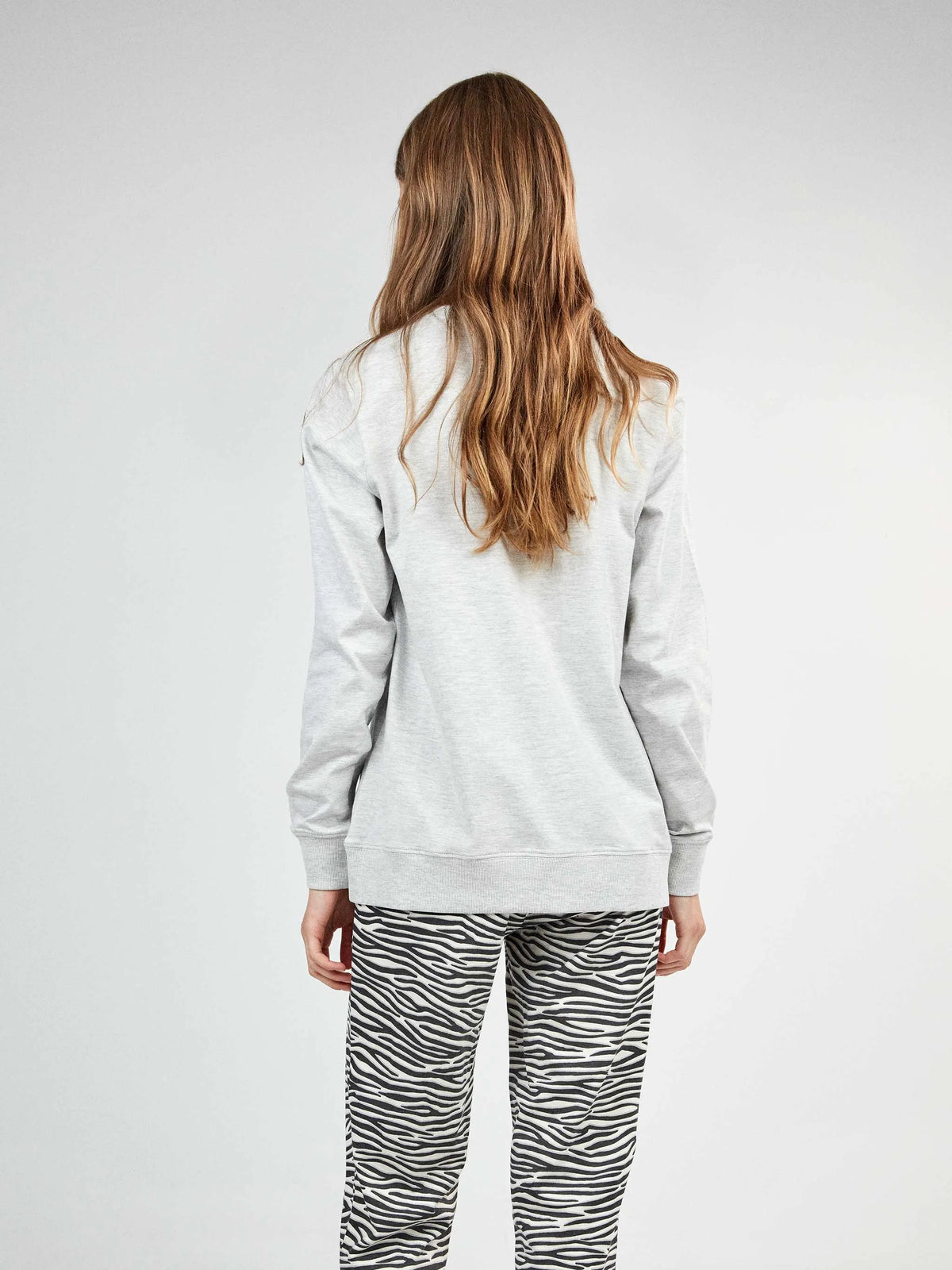 #Color_GRIS